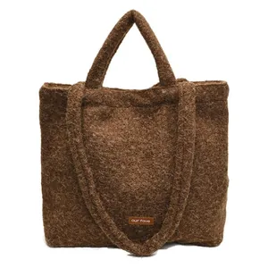 Borsa tote marrone in peluche con etichetta in pelle per uso quotidiano