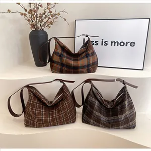 Trois coloris de sacs hobo à carreaux en laine orange, marron et bleu-gris avec bandoulière