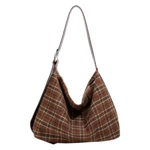 Sac hobo marron à carreaux avec bandoulière à nœud et texture en tweed