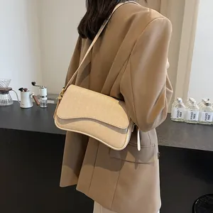 Elegante beigefarbene Umhängetasche mit Krokoprägung für Damen im schicken Café-Stil
