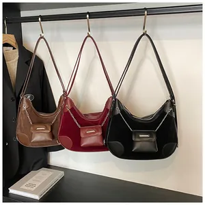 Tres bolsos retro de ante y cuero con pequeños estuches de cadena colgantes