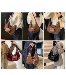 Detalle del bolso tote vintage de patchwork con cadena y bolsa pequeña a juego