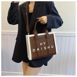Dettaglio della borsa tote marrone vintage con bordo in finta pelliccia bianca e tracolla