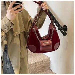Detalle del bolso tote retro de terciopelo burdeos con cadena plateada y mini monedero