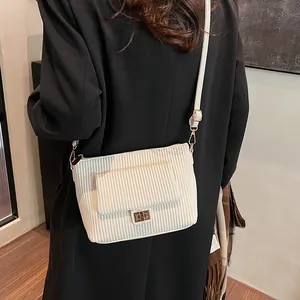 Sac à bandoulière chic en velours côtelé crème avec fermoir doré et bandoulière réglable