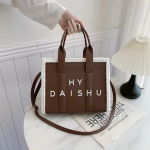Borsa Tote Vintage Donna Bordo Sfilacciato Pelle PU Finiture Peluche Borsa a Mano Stampa Lettere Grande Capacità Borsa a Tracolla Moda