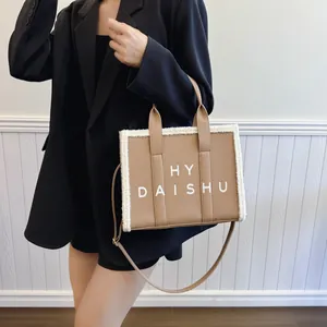 Borsa tote retrò in pelle marrone con bordo in pile bianco e tracolla regolabile