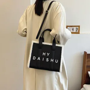 Borsa tote vintage in pelle con finiture in shearling bianco e tracolla regolabile
