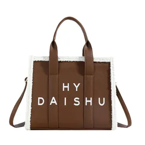 Borsa tote vintage in pelle marrone con bordo in pile bianco e stampa HY DAISHU
