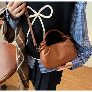 Détail du sac à main marron plissé au style vintage avec bandoulière réglable
