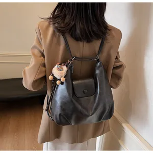 Dettaglio zaino in pelle PU nera opaca con un simpatico ciondolo a forma di leone in peluche