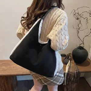 Sac fourre-tout chic en suédine noire et finitions en polaire sherpa blanche hiver