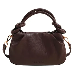 Sac dumpling marron foncé plissé avec poignée nouée et bandoulière amovible