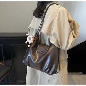 Dettaglio borsa tote in pelle testa di moro con texture morbida e ciondolo a pecora