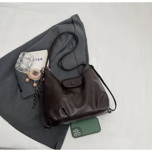 Dettaglio della borsa hobo in ecopelle marrone scuro con finitura opaca vintage