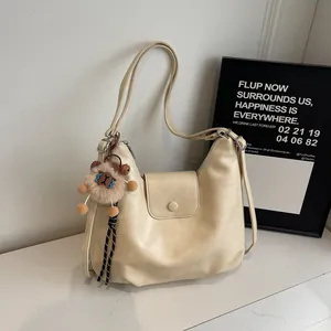 Borsa a Tracolla da Donna Vintage in Pelle PU Grande Capacità Borsa a Spalla Zaino Con Ciondolo In Peluche Per Pendolari