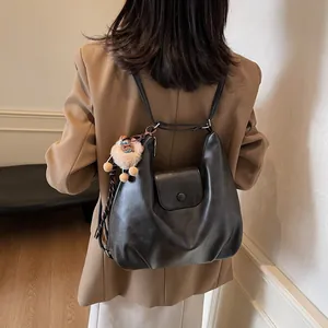 Borsa a spalla retrò in pelle nera con ciondolo di peluche e patta magnetica per donna