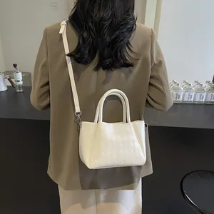 Schicke weiße gesteppte Eimertasche mit Tragegriffen und verstellbarem Schultergurt