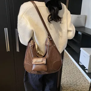 Bolso hobo retro marrón oscuro con mini estuche en cadena y correa ajustable