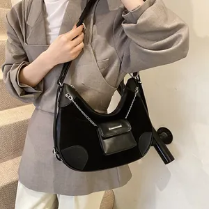 Bolso de hombro de media luna negro minimalista con patchwork de ante y cadena plateada