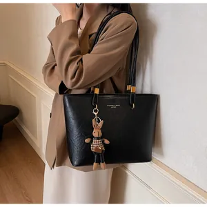 Détail du grand sac cabas noir en similicuir avec un joli pendentif de lapin