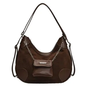Bolso tote de media luna marrón oscuro con cadena plateada y pequeño bolso accesorio