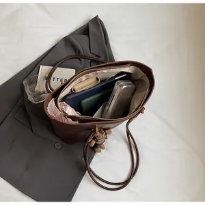 Sac fourre-tout en cuir marron foncé avec intérieur spacieux pour les essentiels