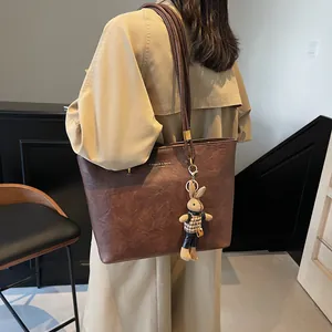 Grand sac cabas rétro en similicuir marron avec pendentif lapin et bandoulière