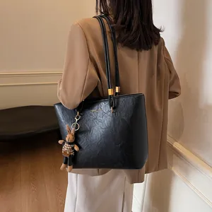 Sac fourre-tout vintage noir en cuir texturé avec lettrage doré et pendentif lapin mignon