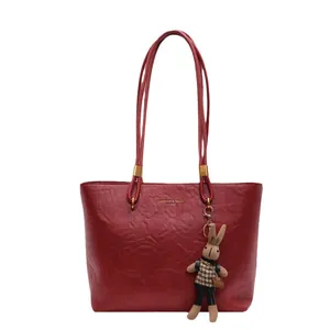 Sac fourre-tout vintage bordeaux en similicuir avec texture souple et porte-clé lapin