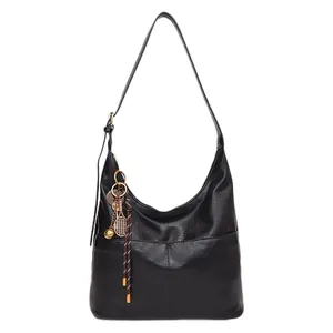 Sac cabas noir en similicuir avec breloque raquette de tennis et boucle dorée chic