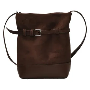 Sac seau marron foncé avec empiècements en daim givré et boucle en métal argenté