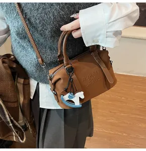 Borsa Boston in pelle marrone con ciondolo a cavallo e scritta MUHETI SHI SHANG in rilievo