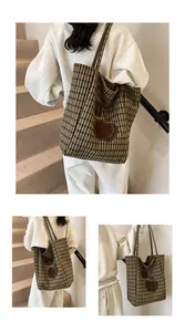 Detail van de houndstooth tote tas met appel lederen patches en een grote capaciteit