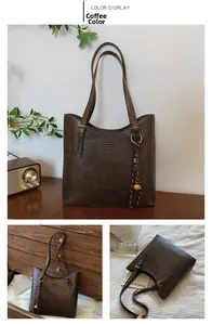 Détail du sac cabas marron café avec bandoulière réglable et breloque clochette dorée