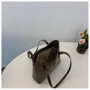 Vue détaillée de l'intérieur du sac cabas marron avec compartiments et poche zippée