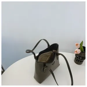 Vue intérieure du cabas montrant la doublure, la poche zippée et la finition de luxe