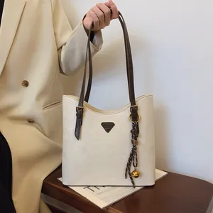 Grand Sac Cabas en Cuir PU pour Femmes Sac à Épaule Professionnel pour Trajet Travail Avec Pendentif Tressé Sac à Main Minimaliste Couleur Unie