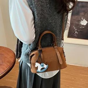 Borsa bowling retrò in pelle marrone con ciondolo a cavallo e tracolla regolabile