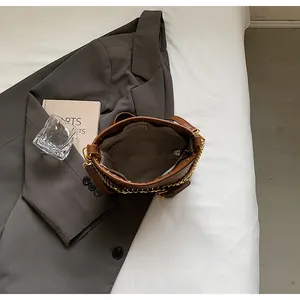 Makroansicht der Innenseite einer braunen Ledertasche mit Futter und Reißverschluss