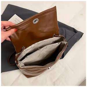 Innenansicht der braunen PU-Leder-Tasche mit zwei Fächern und Reißverschlusstasche