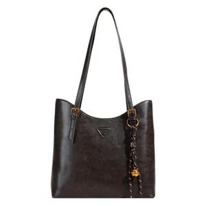 Grand sac cabas en cuir marron foncé avec finition cirée vintage et logo triangulaire