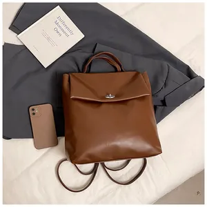 Detailansicht eines braunen Lederrucksacks mit silbernem Drehverschluss und mattem Finish