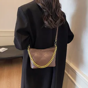 Dunkelbraune gesteppte Kettentasche mit goldener Kette für Damen im Streetstyle