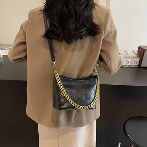 Gesteppte schwarze Hobo-Tasche mit goldener Kette und verstellbarem Schultergurt für Damen