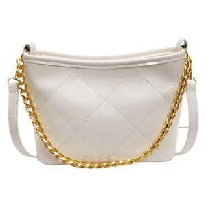 Elegante cremefarbene gesteppte Beuteltasche mit Goldkette und Leder-Schultergurt