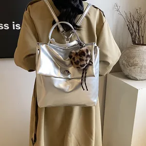 Metallischer silberner PU-Leder Rucksack mit Leoparden-Herzanhänger und Drehverschluss
