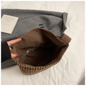 Detailopname van ruime houndstooth shopper met warme bruine binnenvoering