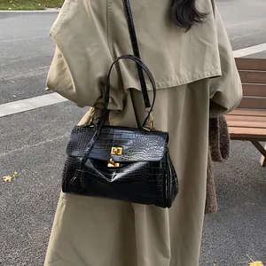 Elegante borsa tote nera con motivo a coccodrillo, chiusura a scatto dorata e tracolla