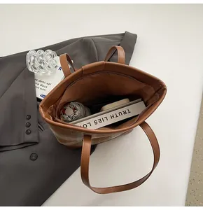Vue de dessus du grand sac cabas léopard ouvert montrant l'intérieur spacieux et zippé